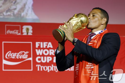 FIFA 글로벌 홍보대사이자 전 브라질 축구 국가대표 지우베르투 시우바(Gilberto Silva)가 16일 오후 서울시 용산구 한강대로 CGV 용산아이파크몰 스크린X관에서 열린 FIFA 월드컵 트로피 투어 미디어 간담회에서 FIFA 월드컵 트로피에 입을 맞추고 있다. 2026.1.16/뉴스1 ⓒ News1 박정호 기자
