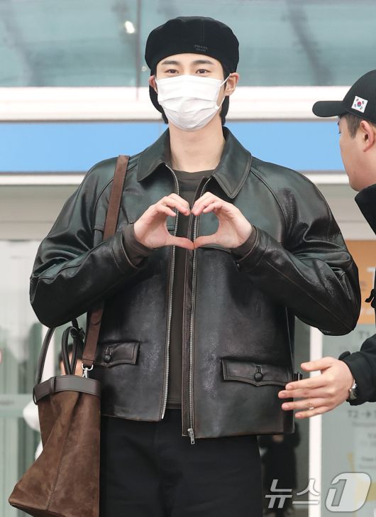 배우 변우석이 해외 일정을 위해 16일 인천국제공항을 통해 밀라노로 출국하기 전 하트 포즈를 취하고 있다. ⓒ News1 권현진 기자