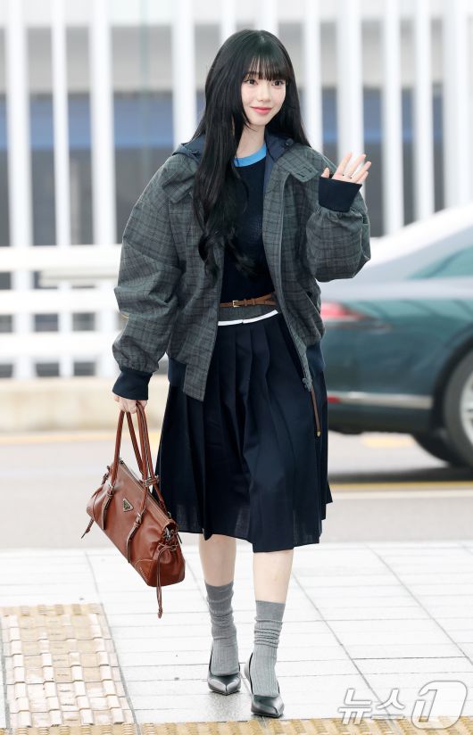 에스파 카리나가 해외 일정을 위해 16일 인천국제공항을 통해 밀라노로 출국하고 있다.  ⓒ News1 권현진 기자