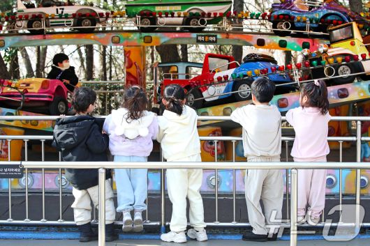 겨울답지 않게 포근한 날씨가 이어진 16일 대구 달서구 테마파크 이월드를 찾은 어린이들이 가벼운 옷차림으로 놀이기구 탑승을 기다리고 있다. 2026.1.16/뉴스1 ⓒ News1 공정식 기자