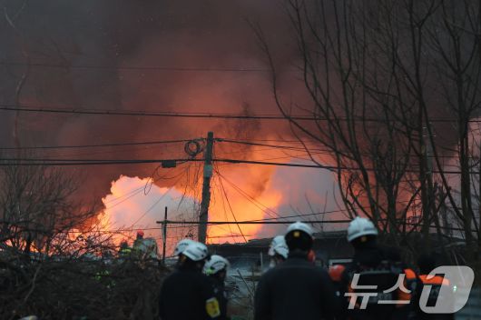 16일 오전 서울 강남구 개포동 구룡마을에서 불이나 출동한 소방대원들이 진화작업을 벌이고 있다. 2026.1.16/뉴스1 ⓒ News1 김진환 기자
