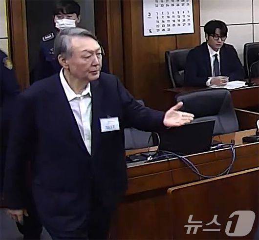 윤석열 전 대통령이 16일 오후 서울 서초구 중앙지방법원에서 체포 방해와 국무위원 심의권 침해 등 혐의 1심 선고 공판에 출석하고 있다. 윤 전 대통령은 이날 징역 5년을 선고받았다. (중앙지법 제공. 재판매 및 DB 금지) 2026.1.16/뉴스1