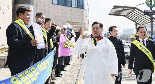 지난 2025년 2월28일. 2036 하계올림픽 국내 후보 도시 선정일이었던 이날 서울 올림픽파크텔에서 김관영 도지사를 비롯한 전북특별자치도 체육회, 재경향우회 회원들이 대의원총회에 참석하는 위원들에게 전북 유치의 염원을 담아 응원전을 펼치고 있다. (전북특별자치도 제공. 재판매 및 DB금지) 2025.2.28/뉴스1 ⓒ News1 유경석 기자