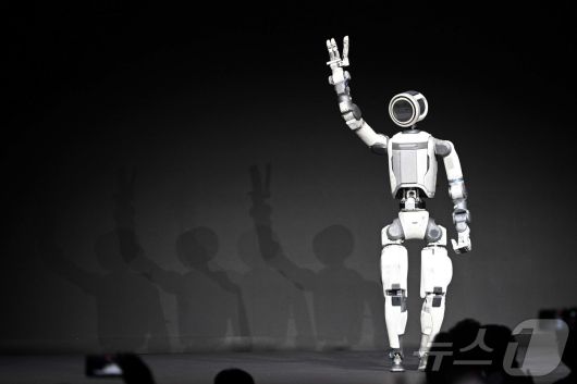 세계 최대 가전·정보기술(IT) 전시회 'CES 2026' 개막을 하루 앞둔 5일(현지시간) 미국 네바다주 라스베이거스 만달레이베이에서 열린 현대차그룹 프레스 콘퍼런스에서 차세대 전동식 아틀라스 시제품이 손인사하고 있다. (공동취재) 2026.1.6/뉴스1 ⓒ News1 황기선 기자