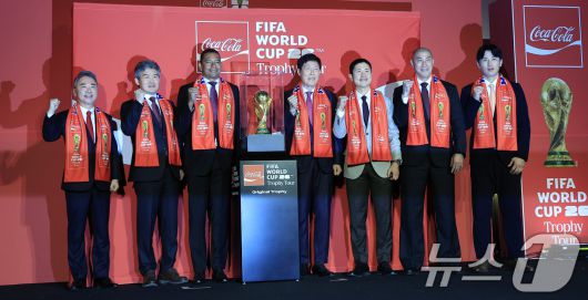 16일 오후 서울시 용산구 한강대로 CGV 용산아이파크몰 스크린X관에서 열린 FIFA 월드컵 트로피 투어 미디어 간담회에서 이준엽 한국 코카-콜라 대표(왼쪽부터)와 김승희 대한축구협회 전무, FIFA 글로벌 홍보대사이자 전 브라질 축구 국가대표 지우베르투 시우바(Gilberto Silva), 차범근, 이영표, 차두리, 구자철 등 한국 축구 레전드들이 오리지널 트로피 공개에 박수를 보내고 있다. 2026.1.16/뉴스1 ⓒ News1 박정호 기자