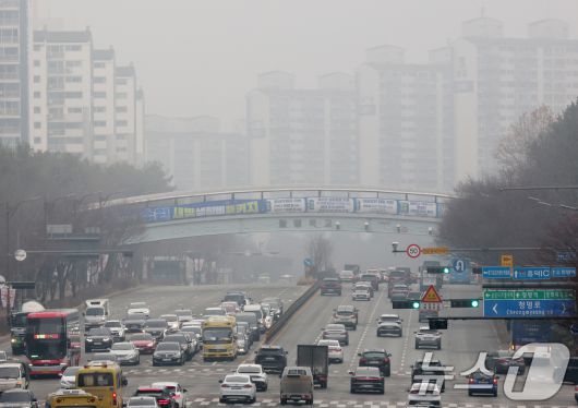 전국 곳곳이 짙은 안개와 먼지가 뒤엉키면서 초미세먼지농도가 '나쁨' 수준을 보인 16일 경기 수원시 영통구 일대가 안개와 미세먼지로 인해 뿌연 모습을 보이고 있다. 2026.1.16/뉴스1 ⓒ News1 김영운 기자