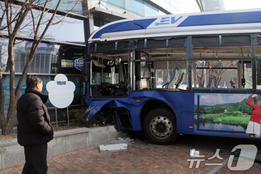 16일 오후 서울 서대문역 인근에서 시내버스가 건물로 돌진하는 사고가 발생해 시민들이 사고 현장을 바라보고 있다. 이 사고로 현재 4명이 부상을 입고 그 중 1명이 중상인 것으로 알려졌다. 2026.1.16/뉴스1 ⓒ News1 황기선 기자