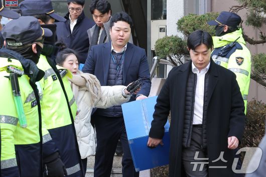 경찰이 공천헌금 수수 등 각종 비위 의혹에 휩싸인 김병기 더불어민주당 의원 주거지 등 6개소에 대한 압수수색을 나선 지난 14일 서울 동작구 김병기 의원의 자택에서 압수수색을 마친 경찰들이 압수물품을 차량으로 옮기고 있다. 2026.1.14/뉴스1 ⓒ News1 김성진 기자