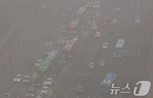 16일 서울 종로구 경복궁 인근이 초미세먼지와 짙은 안개로 뿌옇게 보이고 있다. 2026.1.16/뉴스1 ⓒ News1 임세영 기자