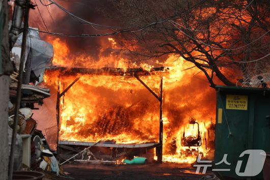 16일 오전 서울 강남구 개포동 구룡마을에서 발생한 화재로 불길이 치솟고 있다. 2026.1.16/뉴스1 ⓒ News1 김진환 기자