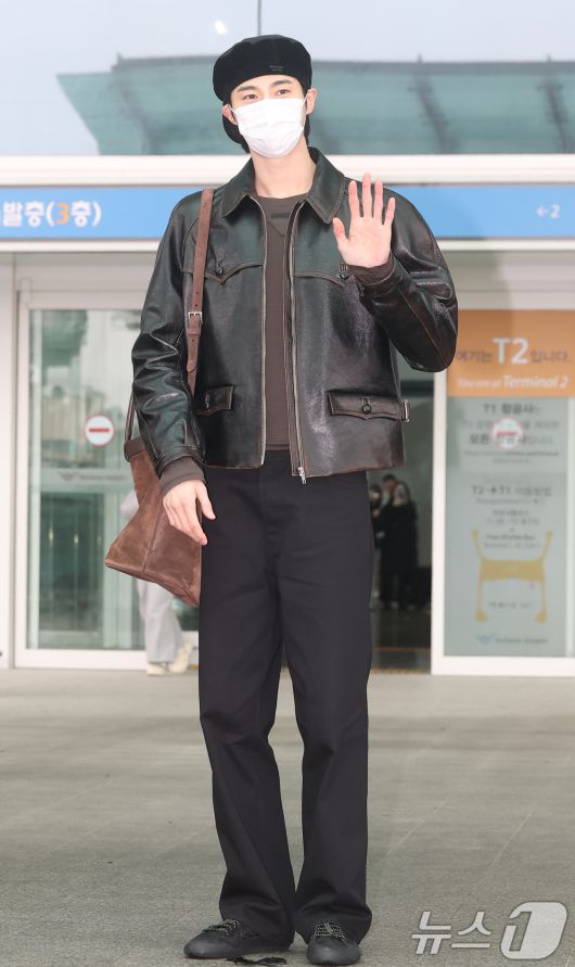 배우 변우석이 해외 일정을 위해 16일 인천국제공항을 통해 밀라노로 출국하기 전 손을 흔들고 있다. ⓒ News1 권현진 기자