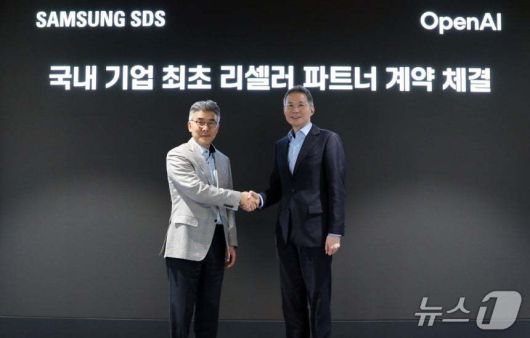 이호준 삼성SDS 클라우드서비스사업부장(왼쪽)과 김경훈 오픈AI 코리아 총괄 대표가 잠실캠퍼스에서 국내 기업 최초로 리셀러 파트너 계약을 체결했다.(삼성SDS 제공)