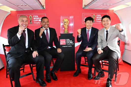 FIFA 레전드이자 전 브라질 축구 국가대표 선수 지우베르투 시우바(왼쪽 두 번째)가 16일 서울 강서구 김포비즈니스항공센터에 주기된 전세기에서 2002 한·일 월드컵 한국 축구 국가대표 선수들과 기념촬영을 하고 있다. 왼쪽부터 차두리 감독, 지우베르투 시우바 선수, 차범근 전 감독, 이영표 해설위원. 2026.1.16/뉴스1 ⓒ News1 공항사진기자단