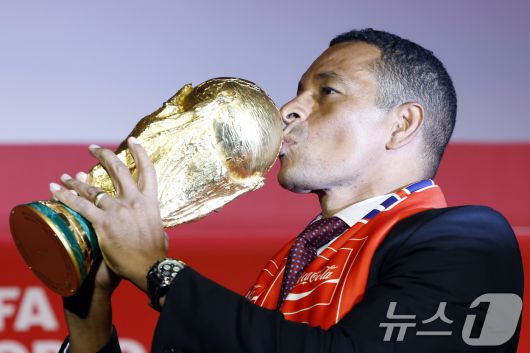 FIFA 글로벌 홍보대사이자 전 브라질 축구 국가대표 지우베르투 시우바(Gilberto Silva)가 16일 오후 서울시 용산구 한강대로 CGV 용산아이파크몰 스크린X관에서 열린 FIFA 월드컵 트로피 투어 미디어 간담회에서 FIFA 월드컵 트로피에 입을 맞추고 있다. 2026.1.16/뉴스1 ⓒ News1 박정호 기자