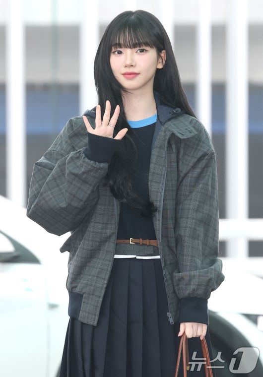 에스파 카리나가 해외 일정을 위해 16일 인천국제공항을 통해 밀라노로 출국하기 전 인사를 하고 있다. ⓒ News1 권현진 기자