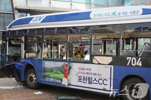 16일 오후 서울 중구 NH농협은행 본점영업부를 시내버스가 들이받는 사고가 발생해 소방당국이 이를 수습하고 있다. 2026.1.16/뉴스1 ⓒ News1 황기선 기자