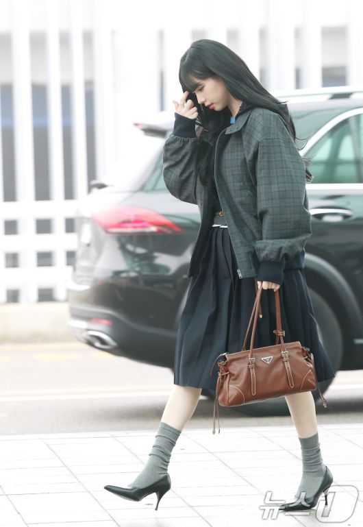 에스파 카리나가 해외 일정을 위해 16일 인천국제공항을 통해 밀라노로 출국하고 있다. ⓒ News1 권현진 기자