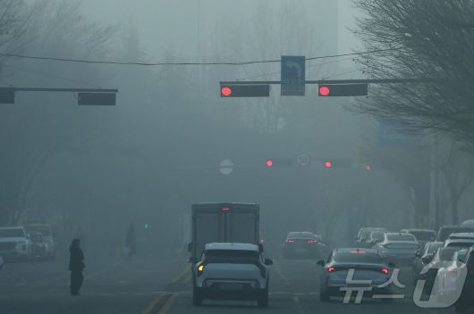 짙은 안개가 낀 16일 오전 광주 서구 무진대로 일대에서 차량들이 신호를 기다리고 있다. 2026.1.16/뉴스1 ⓒ News1 이승현 기자
