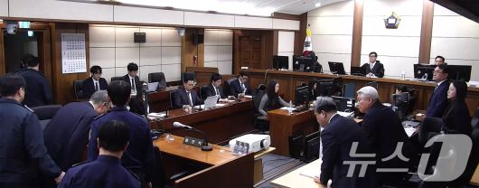 윤석열 전 대통령이 16일 오후 서울 서초구 중앙지방법원에서 체포 방해와 국무위원 심의권 침해 등 혐의 1심 징역 5년을 선고받은 뒤 퇴장하며 재판부에 인사하고 있다. (중앙지법 제공. 재판매 및 DB 금지) 2026.1.16/뉴스1