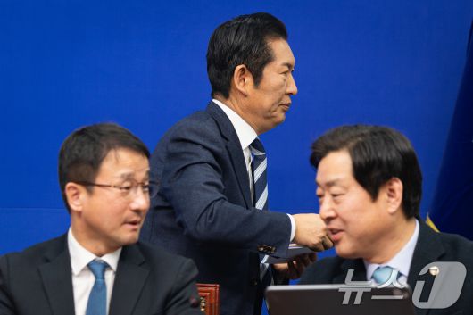 정청래 더불어민주당 대표가 16일 서울 여의도 국회에서 열린 최고위원회의에서 청와대 정당 지도부 오찬 참석을 위해 이석하고 있다. 2026.1.16/뉴스1 ⓒ News1 유승관 기자