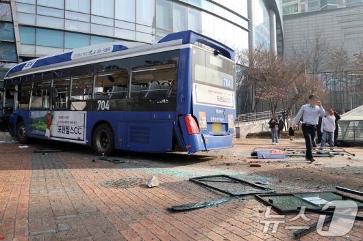16일 오후 서울 서대문역 인근에서 시내버스가 건물로 돌진하는 사고가 발생해 시민들이 사고 현장을 살펴보고 있다. 이 사고로 현재 4명이 부상을 입고 그 중 1명이 중상인 것으로 알려졌다. 2026.1.16/뉴스1 ⓒ News1 황기선 기자