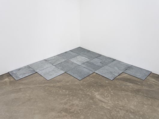 Carl Andre_2007_15 Ace Zinc Corner_zinc in fifteen parts_Courtesy of Gallery Baton, Maruani Mercier Gallery (갤러리바톤 제공)