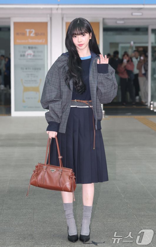 에스파 카리나가 해외 일정을 위해 16일 인천국제공항을 통해 밀라노로 출국하기 전 인사를 하고 있다. ⓒ News1 권현진 기자