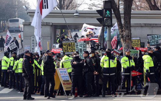 윤석열 전 대통령의 고위공직자범죄수사처(공수처) 체포영장 집행 방해 및 국무위원 심의권 침해 혐의 1심 선고 재판이 열리는 16일 오후 서울 서초구 서울중앙지법 인근에서 윤 전 대통령 지지자들이 석방을 촉구하고 있다. 2026.1.16/뉴스1 ⓒ News1 김진환 기자