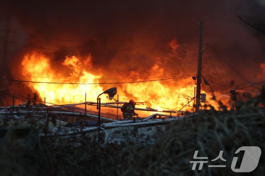 16일 오전 서울 강남구 개포동 구룡마을에서 불이나 출동한 소방대원들이 진화작업을 벌이고 있다. 2026.1.16/뉴스1 ⓒ News1 김진환 기자