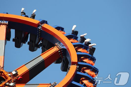 겨울답지 않게 포근한 날씨가 이어진 16일 대구 달서구 테마파크 이월드를 찾은 시민들이 놀이기구에 몸을 맡긴 채 즐거운 시간을 보내고 있다. 이월드는 포근한 날씨가 이어지자 점검 중인 일부 놀이기구와 수상 놀이기구를 제외하고, 눈썰매장을 비롯한 대부분 놀이기구를 정상 운영하고 있다. 2026.1.16/뉴스1 ⓒ News1 공정식 기자