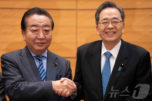 노다 요시히코 입헌민주당 대표(왼쪽)와 사이토 데쓰오 공명당 대표가 16일 도쿄에서 공동 기자회견을 열고 신당 창당을 발표하며 악수를 나누고 있다. 2026.1.16 ⓒ AFP=뉴스1 ⓒ News1 강민경 기자