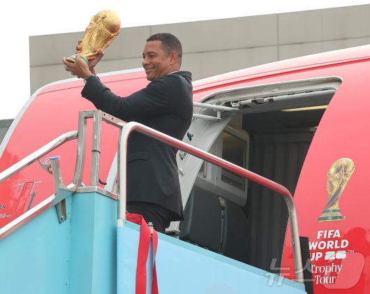 FIFA 전설적 인물인 전 브라질 축구 국가대표 선수 지우베르투 시우바가 16일 서울 김포 비즈니스 항공센터에서 열린 'FIFA 월드컵™ 트로피 투어 by 코카-콜라' 행사에 방한해 FIFA 월드컵 오리지널 트로피를 들어 올리며 포즈를 취하고 있다. 2026.1.16/뉴스1 ⓒ News1 공항사진기자단