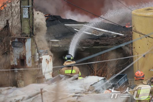 16일 오전 서울 강남구 개포동 구룡마을에서 불이 나 소방대원들이 진화작업을 벌이고 있다. 2026.1.16/뉴스1 ⓒ News1 김진환 기자