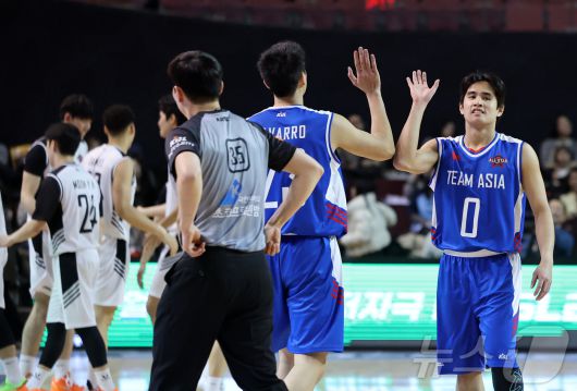 17일 오후 서울 송파구 잠실실내체육관에서 열린 2025-2026 LG전자 프로농구 올스타전 전야제 팀 아시아와 팀 루키의 경기, 팀 아시아 벨란겔이 나바로와 기쁨을 나누고 있다. 2026.1.17/뉴스1 ⓒ News1 김진환 기자