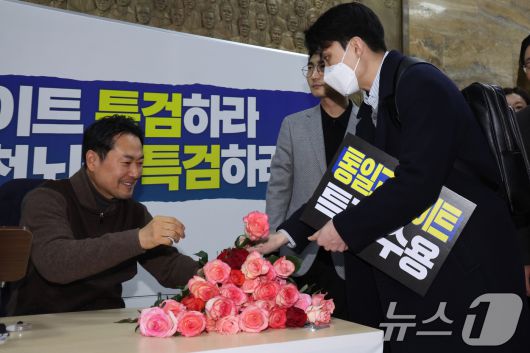 더불어민주당의 통일교 및 공천뇌물 특검 수용을 촉구하며 3일째 단식을 이어가고 있는 장동혁 국민의힘 대표가 17일 오후 서울 여의도 국회 로텐더홀에서 2030 청년 당원들의 응원을 받고 있다. 2026.1.17/뉴스1 ⓒ News1 황기선 기자