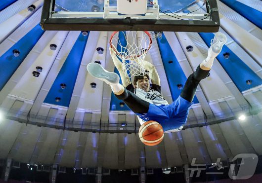 17일 오후 서울 송파구 잠실실내체육관에서 열린 2025-2026 LG전자 프로농구 올스타전 전야제 덩크 콘테스트에서 서울 삼성 조준희가 호쾌한 덩크슛을 하고 있다. 2026.1.17/뉴스1 ⓒ News1 김진환 기자