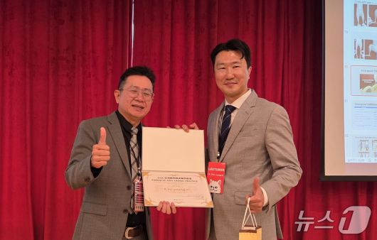 김영기 더본외과동물의료센터 원장이 17일 대만 타이중에서 반려동물 관절 치료법을 교육 후 감사장을 받고 있다. ⓒ 뉴스1