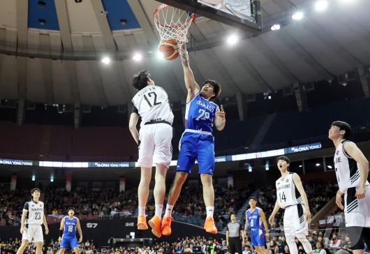 17일 오후 서울 송파구 잠실실내체육관에서 열린 2025-2026 LG전자 프로농구 올스타전 전야제 팀 아시아와 팀 루키의 경기, 팀 아시아 케빈 켐바오가 인 유어 페이스를 성공시키고 있다. 2026.1.17/뉴스1 ⓒ News1 김진환 기자