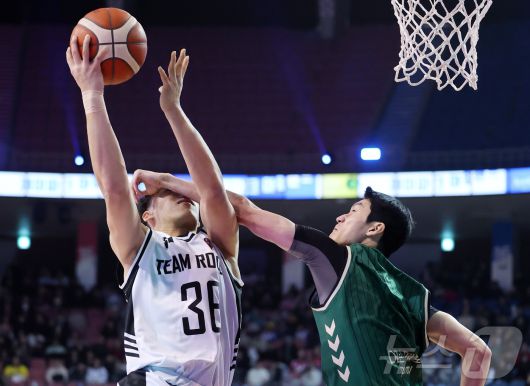 17일 오후 서울 송파구 잠실실내체육관에서 열린 2025-2026 LG전자 프로농구 올스타전 전야제 1v1 대결에서 서울 SK 에디 다니엘이 원주 DB 정호영의 수비 앞에서 레이업 슛을 하고 있다. 2026.1.17/뉴스1 ⓒ News1 김진환 기자