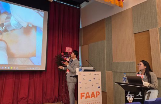 김영기 더본외과동물의료센터 원장이 17일 대만 타이중에서 반려동물 관절 치료법을 교육하고 있다. ⓒ 뉴스1