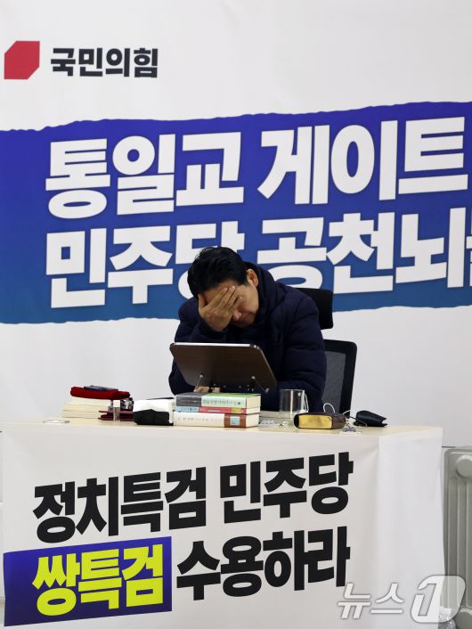 더불어민주당의 통일교 및 공천뇌물 특검 수용을 촉구하며 3일째 단식을 이어가고 있는 장동혁 국민의힘 대표가 17일 오후 서울 여의도 국회 로텐더홀에서 생각에 잠겨 있다. 2026.1.17/뉴스1 ⓒ News1 황기선 기자