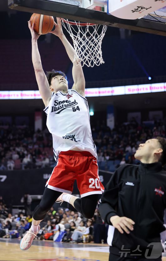 17일 오후 서울 송파구 잠실실내체육관에서 열린 2025-2026 LG전자 프로농구 올스타전 전야제 덩크 콘테스트에서 서울 SK 김명진이 호쾌한 덩크슛을 하고 있다. 2026.1.17/뉴스1 ⓒ News1 김진환 기자