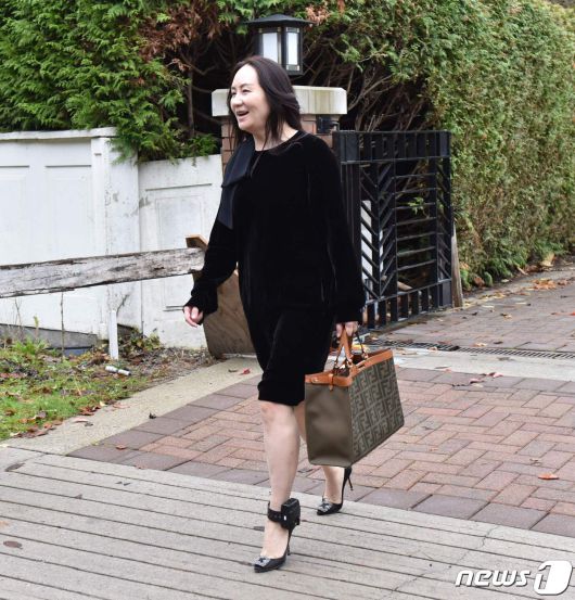 멍완저우 화웨이 부회장 겸 최고재무책임자가 16일(현지시간) 캐나다 밴쿠버에 있는 브리티시 컬럼비아 대법원에 출석하기 위해 자택을 나서고 있다. ⓒ AFP=뉴스1 ⓒ News1 우동명 기자