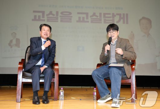 김한수 전 배재대 부총장이 17일 대전 서구 배재대에서 열린 출판기념회 일환으로 진행된 탁현민과 함께하는 북콘서트를 진행하고 있다. ⓒ News1 김기태 기자