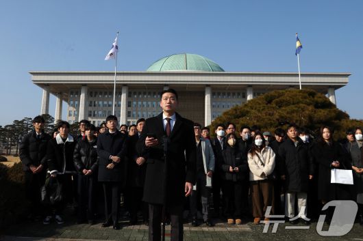 국민의힘 2030 청년 당원들의 17일 서울 여의도 국회에서 더불어민주당의 통일교 및 공천뇌물 특검 수용을 촉구하며 3일째 단식을 이어가고 있는 장동혁 국민의힘 대표 지지선언을 하고 있다. 2026.1.17/뉴스1 ⓒ News1 황기선 기자