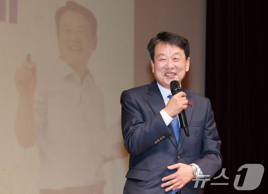 김한수 전 배재대 부총장이 17일 대전 서구 배재대에서 열린 출판기념회에서 인사말을 하고 있다. ⓒ News1 김기태 기자