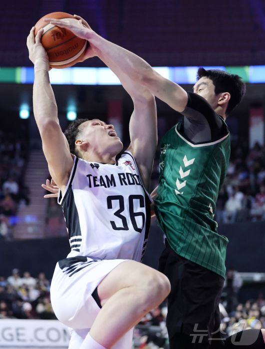 17일 오후 서울 송파구 잠실실내체육관에서 열린 2025-2026 LG전자 프로농구 올스타전 전야제 1v1 대결에서 서울 SK 에디 다니엘이 원주 DB 정호영의 수비 앞에서 레이업 슛을 하고 있다. 2026.1.17/뉴스1 ⓒ News1 김진환 기자