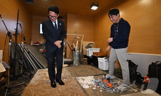 문화컨텐츠 현장 방문에 나선 김민석 국무총리가 15일 경기 성남시 넥슨에서 게임 속 효과음 제작 과정을 체험하고 있다. (공동취재) 2026.1.15/뉴스1 ⓒ News1 박정호 기자