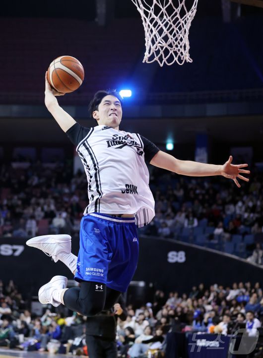 17일 오후 서울 송파구 잠실실내체육관에서 열린 2025-2026 LG전자 프로농구 올스타전 전야제 덩크 콘테스트에서 서울 삼성 조준희가 호쾌한 덩크슛을 하고 있다. 2026.1.17/뉴스1 ⓒ News1 김진환 기자