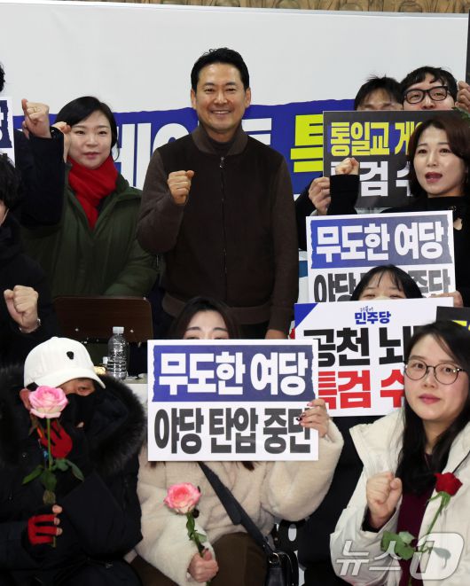 더불어민주당의 통일교 및 공천뇌물 특검 수용을 촉구하며 3일째 단식을 이어가고 있는 장동혁 국민의힘 대표가 17일 오후 서울 여의도 국회 로텐더홀에서 2030 청년 당원들의 응원을 받고 있다. 2026.1.17/뉴스1 ⓒ News1 황기선 기자